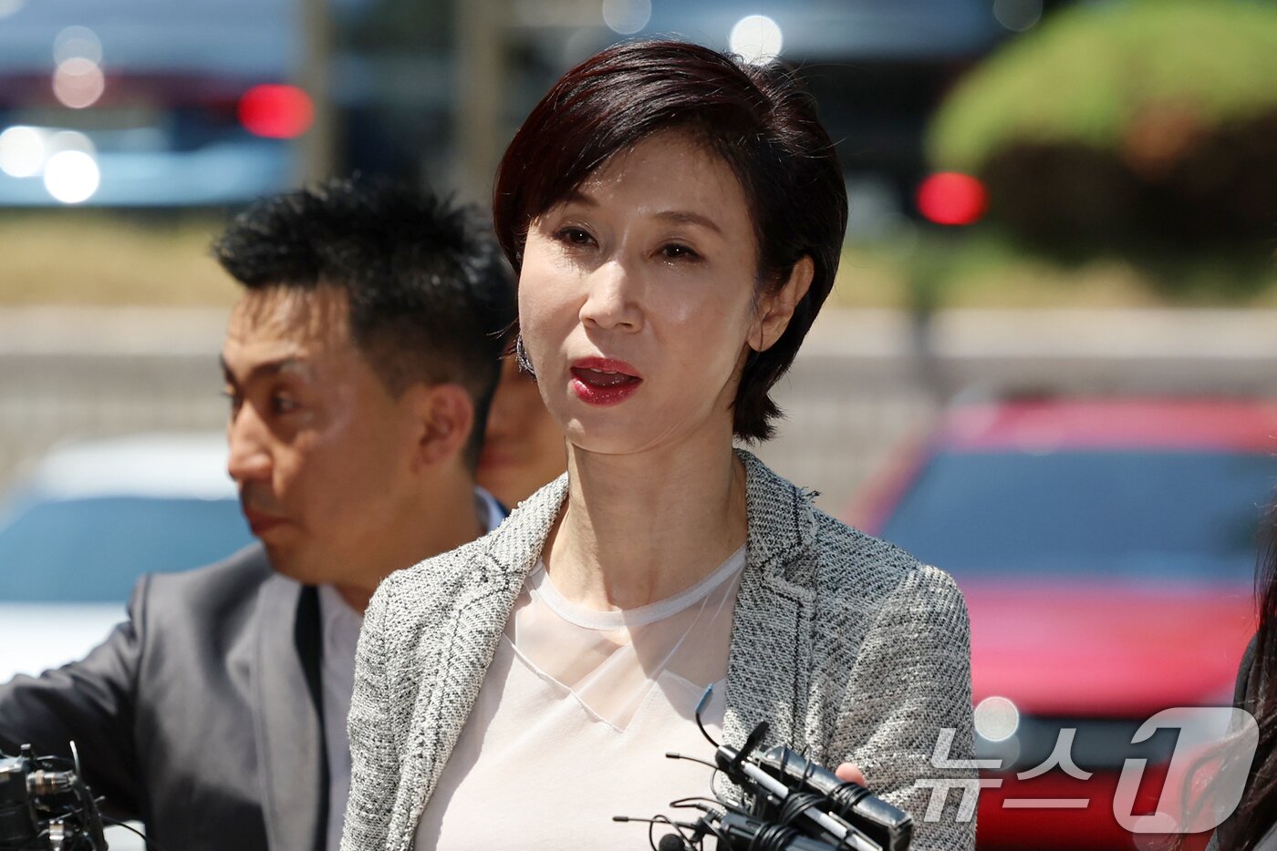본문 이미지 - 노소영 아트센터 나비 관장이 15일 서울 서초구 서울고등법원에서 열린 최태원 SK그룹 회장과의 재산 분할 파기환송심 2차 조정 기일에 출석하고 있다. (공동취재) 2026.6.15 ⓒ 뉴스1 김도우 기자