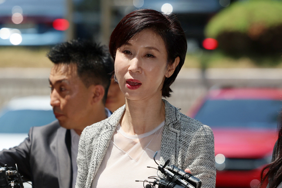 검찰, "최태원, 동거인에 1000억 넘게 써" 노소영 측 변호사 불기소