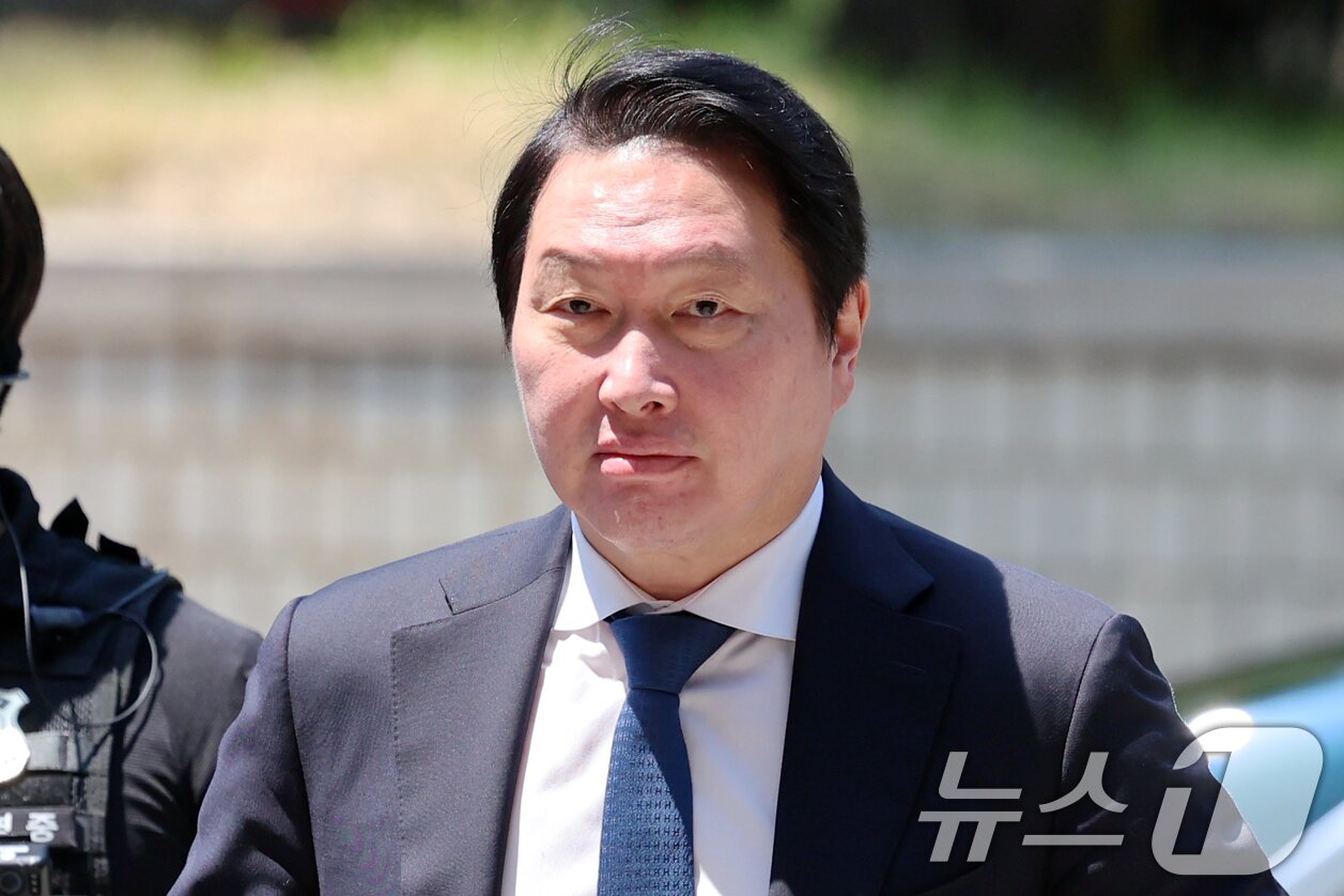 본문 이미지 - 최태원 SK그룹 회장이 15일 서울 서초구 서울고등법원에서 열린 노소영 아트센터 나비 관장과의 재산 분할 파기환송심 2차 조정 기일에 출석하고 있다. (공동취재) 2026.6.15 ⓒ 뉴스1 김도우 기자