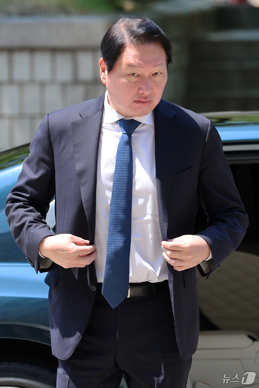 (서울=뉴스1) 김도우 기자 = 최태원 SK그룹 회장이 15일 서울 서초구 서울고등법원에서 열린 노소영 아트센터 나비 관장과의 재산 분할 파기환송심 2차 조정 기일에 출석하고 있다 …