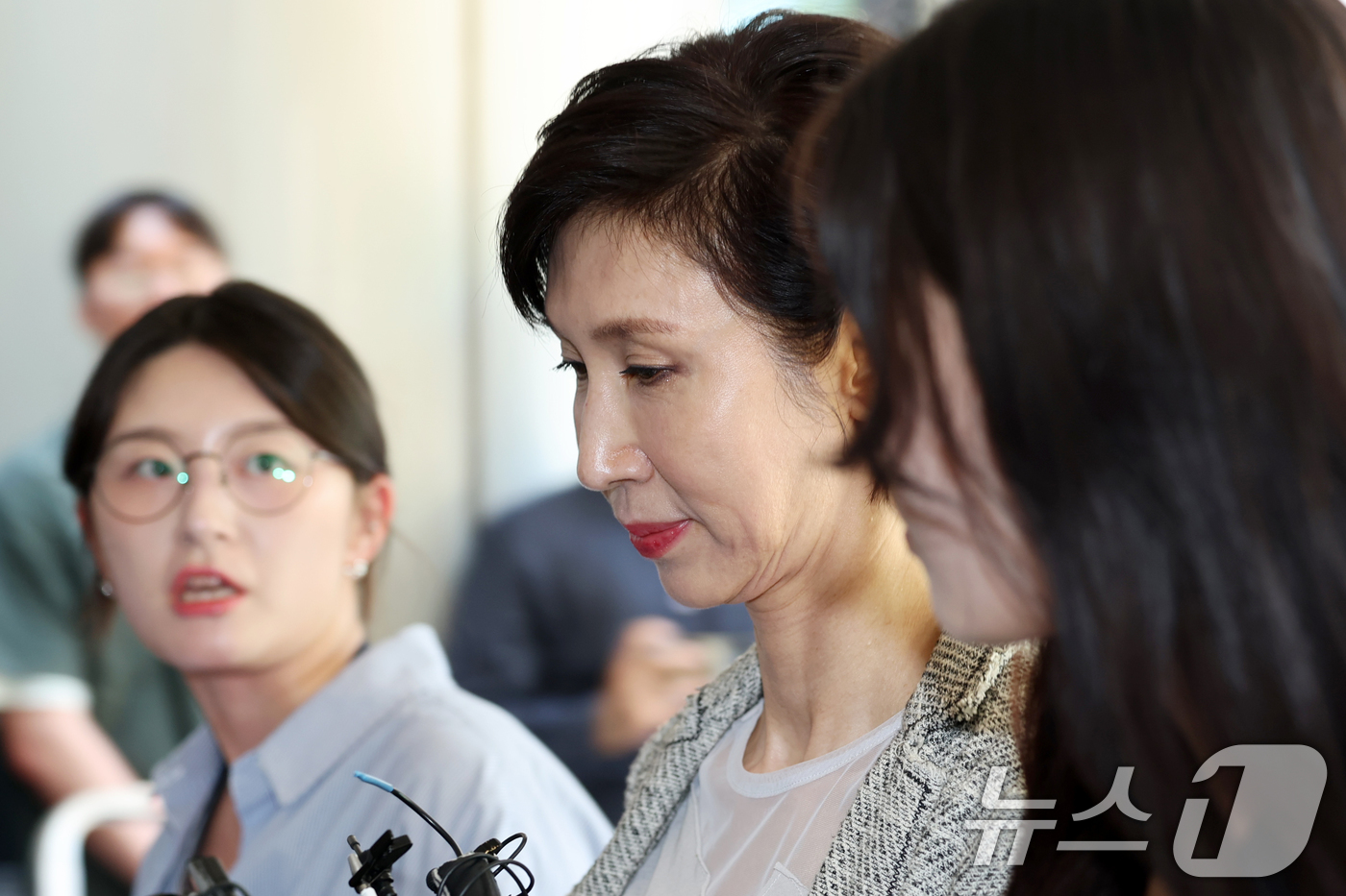 (서울=뉴스1) 김도우 기자 = 노소영 아트센터 나비 관장이 15일 서울 서초구 서울고등법원에서 열린 최태원 SK그룹 회장과의 재산 분할 파기환송심 2차 조정 기일에 출석하고 있다 …