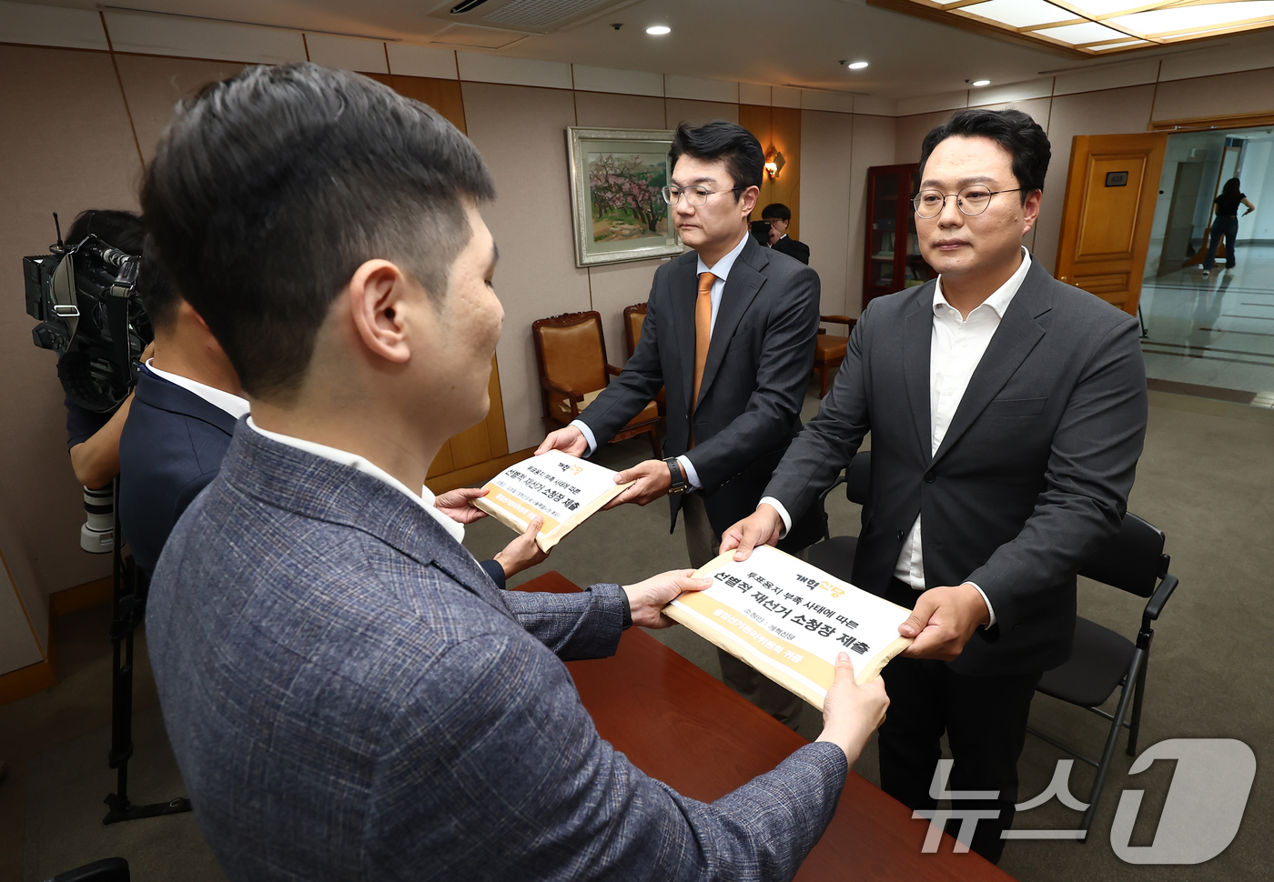(과천=뉴스1) 김민지 기자 = 개혁신당 천하람 원내대표와 김정철 전 서울시장 후보가 15일 경기도 과천시 중앙선거관리위원회 민원실에서 투표용지 부족 사태가 발생한 서울 등 일부 …