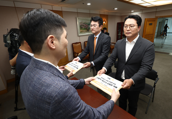 중앙선관위에 재선거 소청장 제출하는 개혁신당