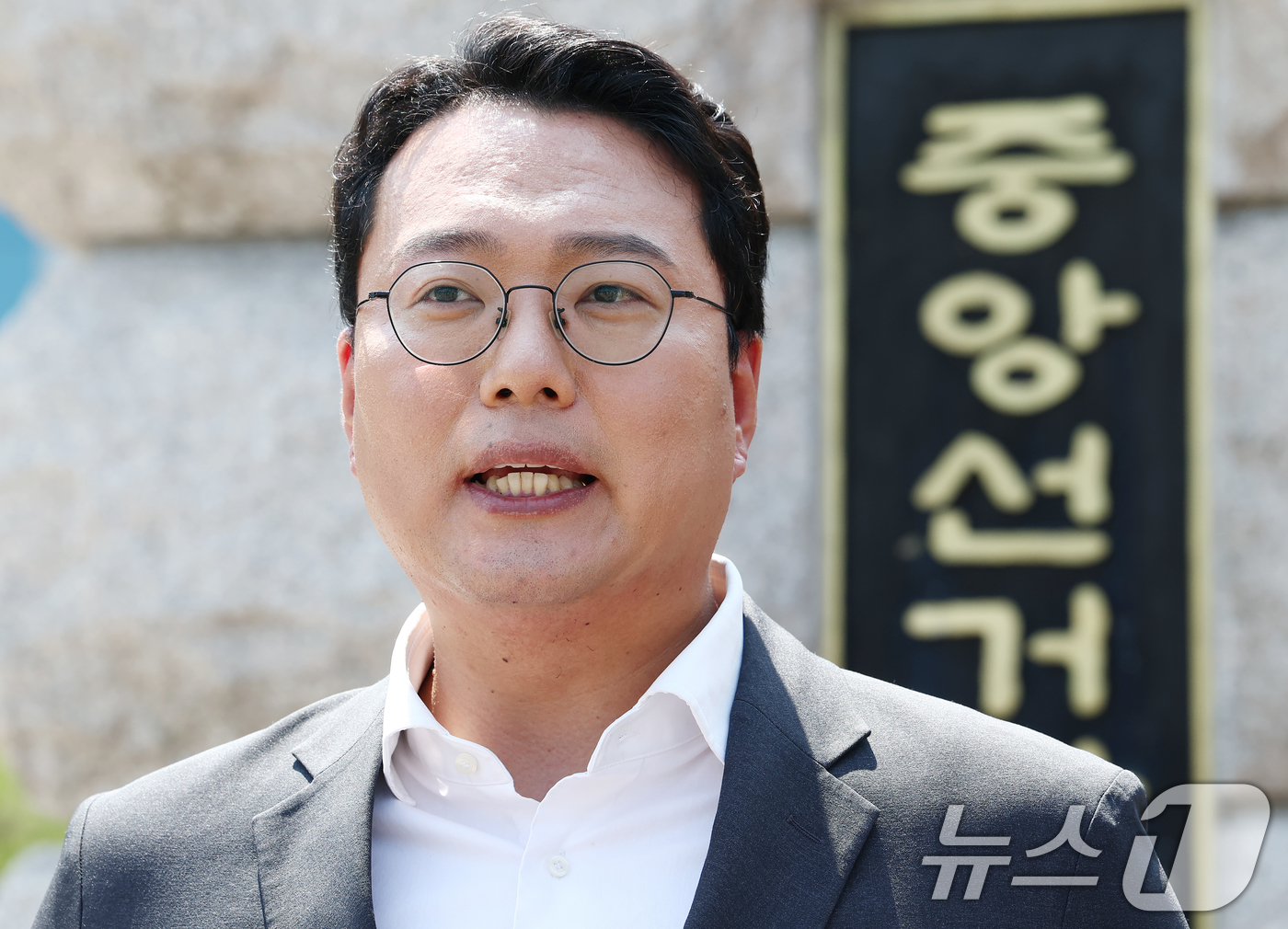 (과천=뉴스1) 김민지 기자 = 천하람 개혁신당 원내대표가 15일 경기도 과천시 중앙선거관리위원회 민원실에서 투표용지 부족 사태가 발생한 서울 등 일부 투표소를 대상으로 선별적 재 …
