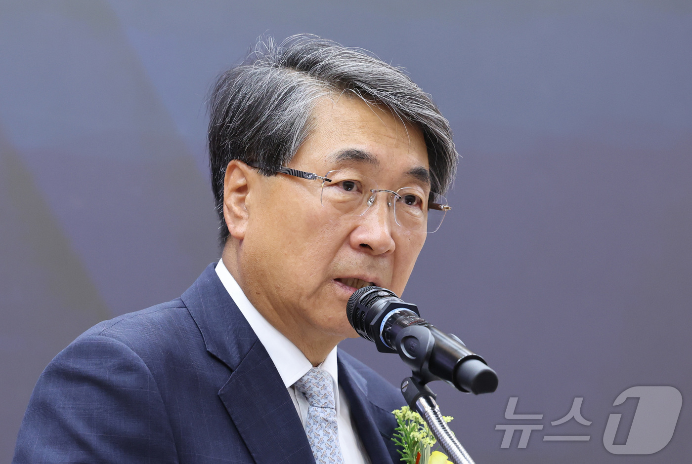 (서울=뉴스1) 신웅수 기자 = 신현윤 대한상사중재원 원장이 15일 서울 여의도 국회 의원회관에서 '공공기관 분쟁 해결 방안으로서 중재의 역할과 제도적 정착 방안'을 주제로 열린 …