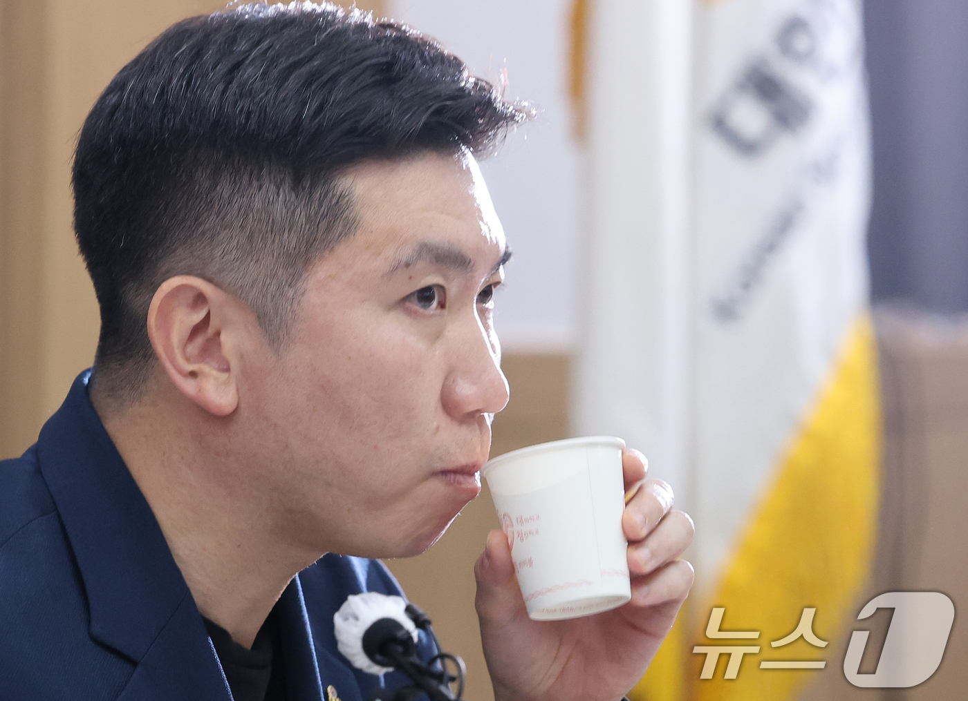 (서울=뉴스1) 오대일 기자 = 유승민 대한체육회장이 15일 오후 서울 송파구 올림픽파크텔 대한체육회 회의실에서 열린 핸드볼경기장 입주 체육단체 출입 제한 관련 기자회견에 앞서 잠 …
