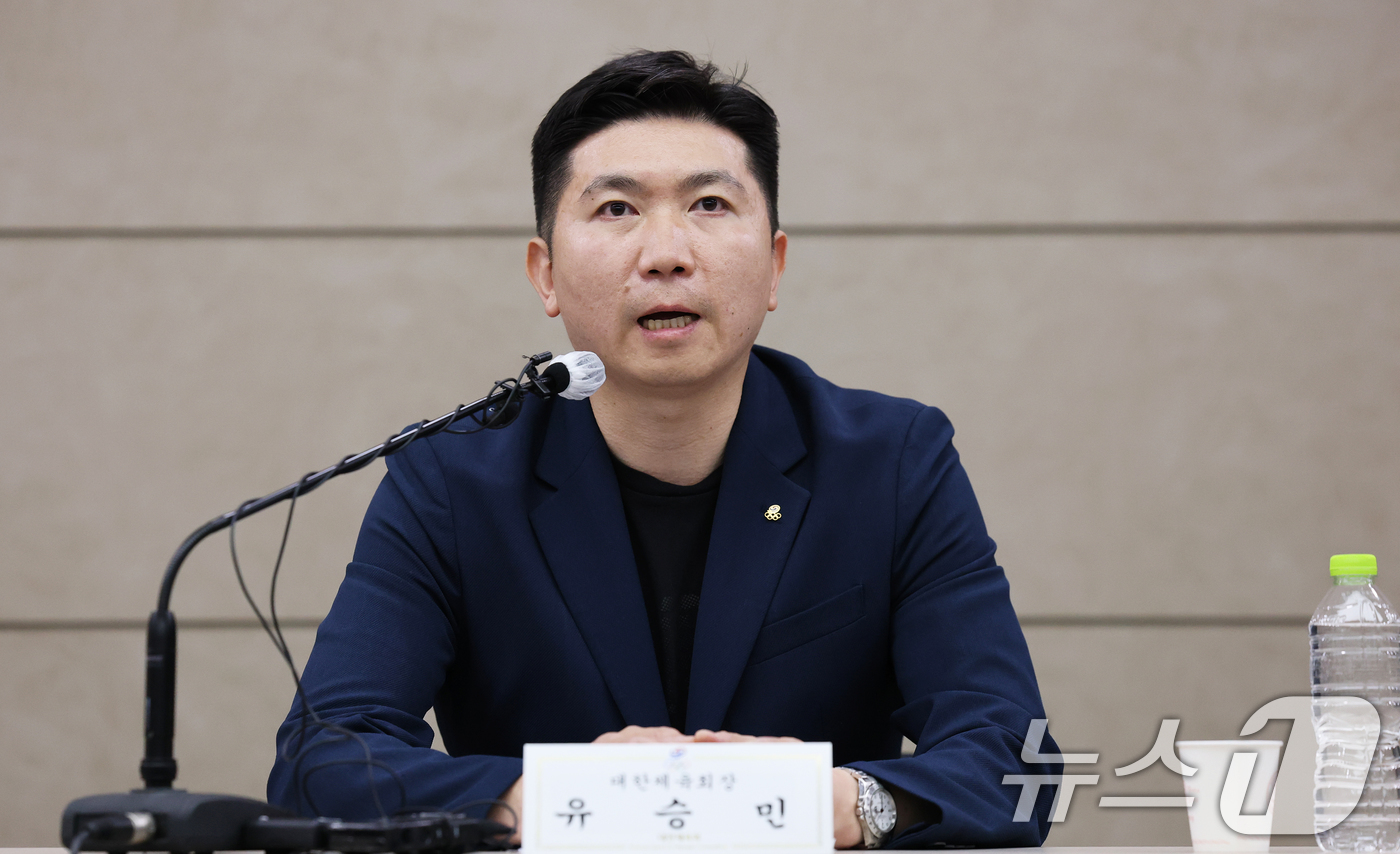 (서울=뉴스1) 오대일 기자 = 유승민 대한체육회장이 15일 오후 서울 송파구 올림픽파크텔 대한체육회 회의실에서 열린 핸드볼경기장 입주 체육단체 출입 제한 관련 기자회견에서 인사말 …