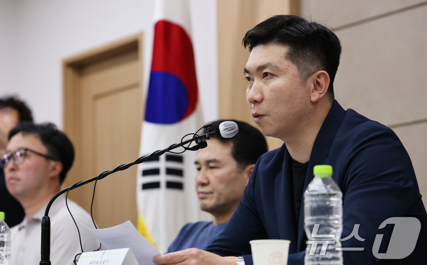 (서울=뉴스1) 오대일 기자 = 유승민 대한체육회장이 15일 오후 서울 송파구 올림픽파크텔 대한체육회 회의실에서 열린 핸드볼경기장 입주 체육단체 출입 제한 관련 기자회견에서 인사말 …