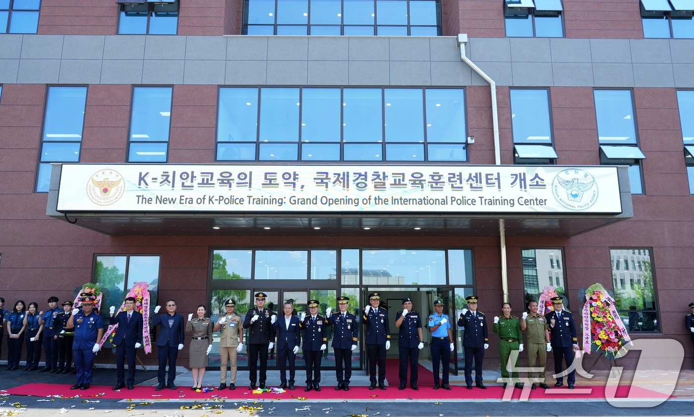 (서울=뉴스1) = 15일 충남 아산 경찰대학에서 열린 해외경찰관 전문 교육 훈련 공간인 '국제경찰교육훈련센터' 개소식에서 참석자들이 테이프 커팅을 하고 있다.국제경찰교육훈련센터는 …