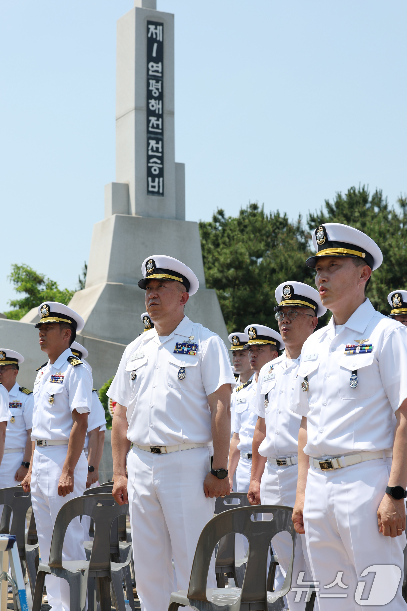 (평택=뉴스1) 김영운 기자 = 15일 경기 평택시 포승읍 해군 2함대 사령부에서 열린 '제1연평해전 승전 27주년 기념행사'에서 참석자들이 애국가를 제창하고 있다. 2026.6. …