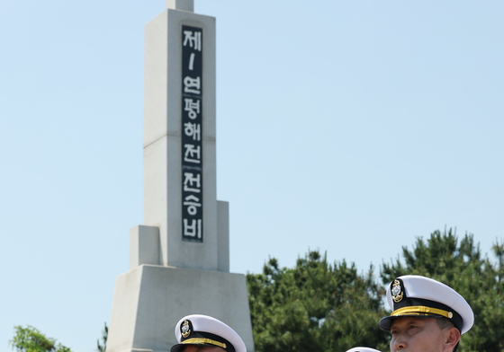 애국가 제창하는 참석자들