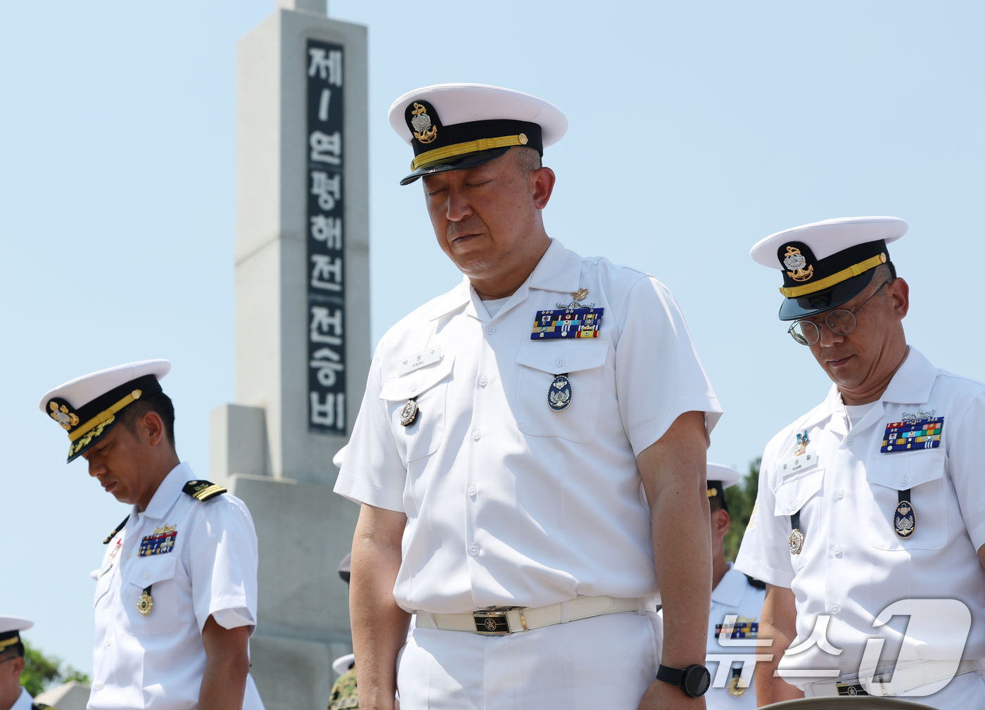 (평택=뉴스1) 김영운 기자 = 15일 경기 평택시 포승읍 해군 2함대 사령부에서 열린 '제1연평해전 승전 27주년 기념행사'에서 참석자들이 묵념을 하고 있다. 2026.6.15/ …