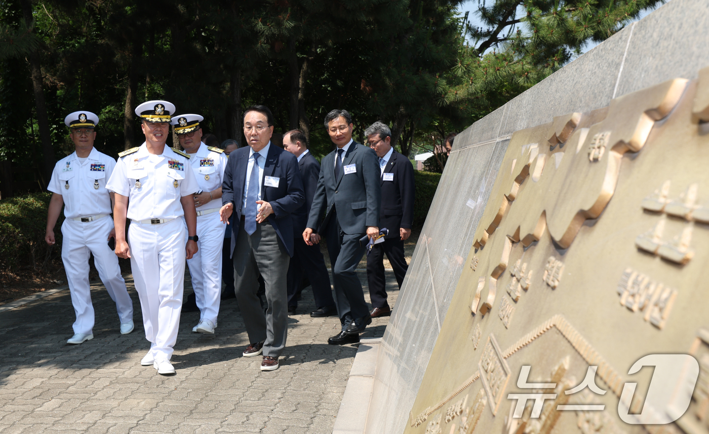 (평택=뉴스1) 김영운 기자 = 15일 경기 평택시 포승읍 해군 2함대 사령부에서 열린 '제1연평해전 승전 27주년 기념행사'에서 내빈들이 전승비를 둘러보고 있다. 2026.6.1 …