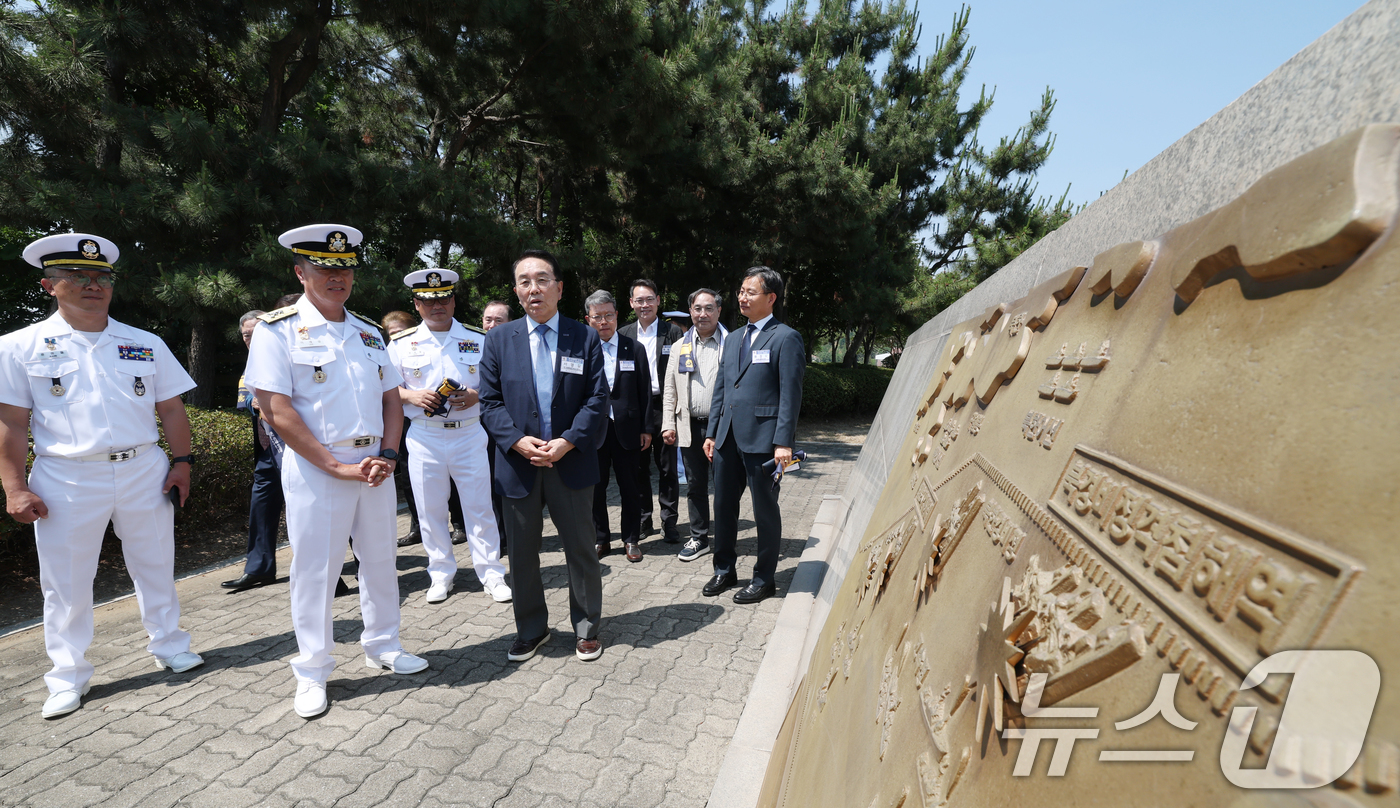 (평택=뉴스1) 김영운 기자 = 15일 경기 평택시 포승읍 해군 2함대 사령부에서 열린 '제1연평해전 승전 27주년 기념행사'에서 내빈들이 전승비를 둘러보고 있다. 2026.6.1 …