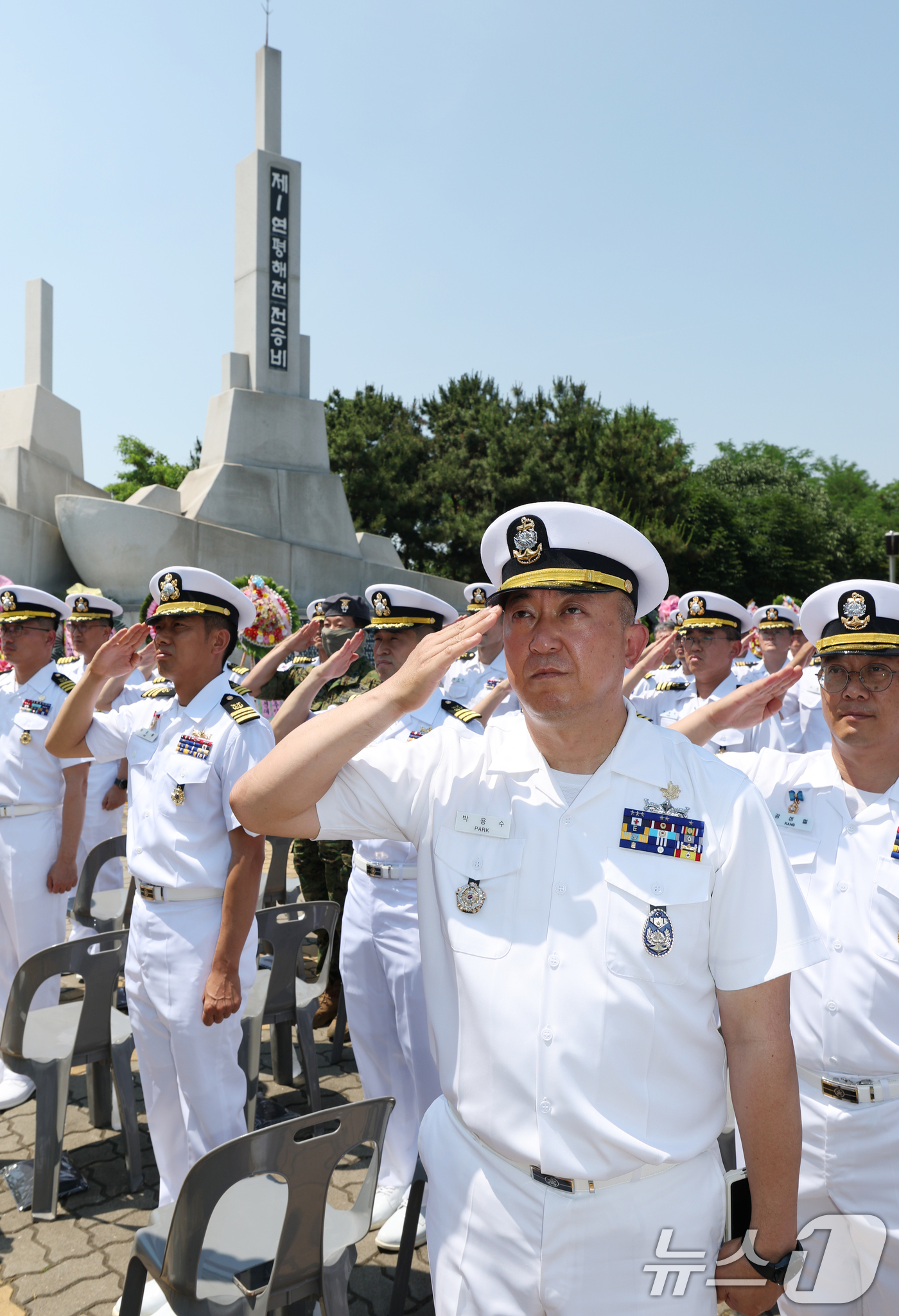 (평택=뉴스1) 김영운 기자 = 15일 경기 평택시 포승읍 해군 2함대 사령부에서 열린 '제1연평해전 승전 27주년 기념행사'에서 참석자들이 국기에 대한 경례를 하고 있다. 202 …