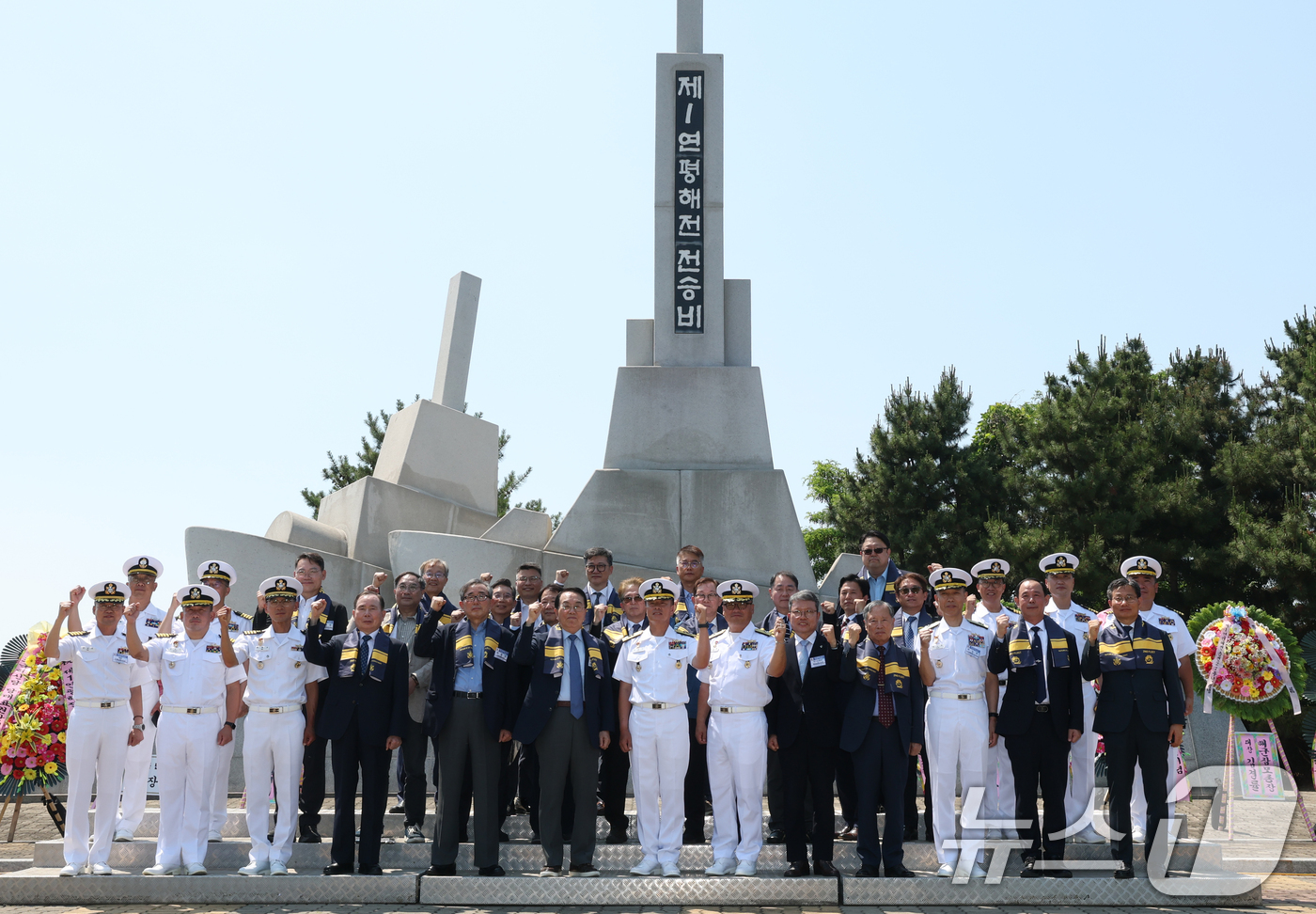 (평택=뉴스1) 김영운 기자 = 15일 경기 평택시 포승읍 해군 2함대 사령부에서 열린 '제1연평해전 승전 27주년 기념행사'에서 내빈들이 기념촬영을 하고 있다. 2026.6.15 …
