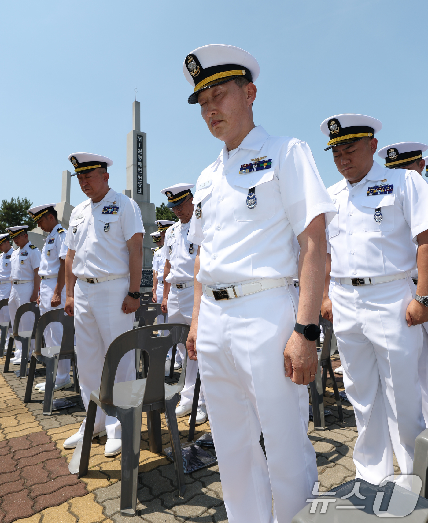 (평택=뉴스1) 김영운 기자 = 15일 경기 평택시 포승읍 해군 2함대 사령부에서 열린 '제1연평해전 승전 27주년 기념행사'에서 참석자들이 묵념을 하고 있다. 2026.6.15/ …