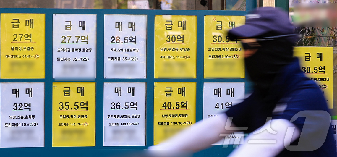 (서울=뉴스1) 이호윤 기자 = 서울의 주택 평균 매매가격이 사상 처음으로 10억 원을 돌파했다. 아파트값 상승세가 다시 확대된 데다 연립주택과 단독주택까지 오름폭을 키우면서 서울 …