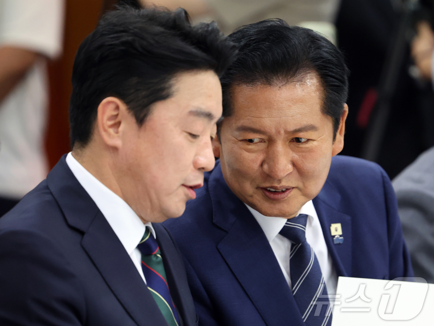 (서울=뉴스1) 황기선 기자 = 정청래 더불어민주당 대표와 강훈식 대통령 비서실장이 15일 오후 서울 마포구 연세대학교 김대중도서관에서 열린 '6·15남북정상회담 26주년 기념식 …