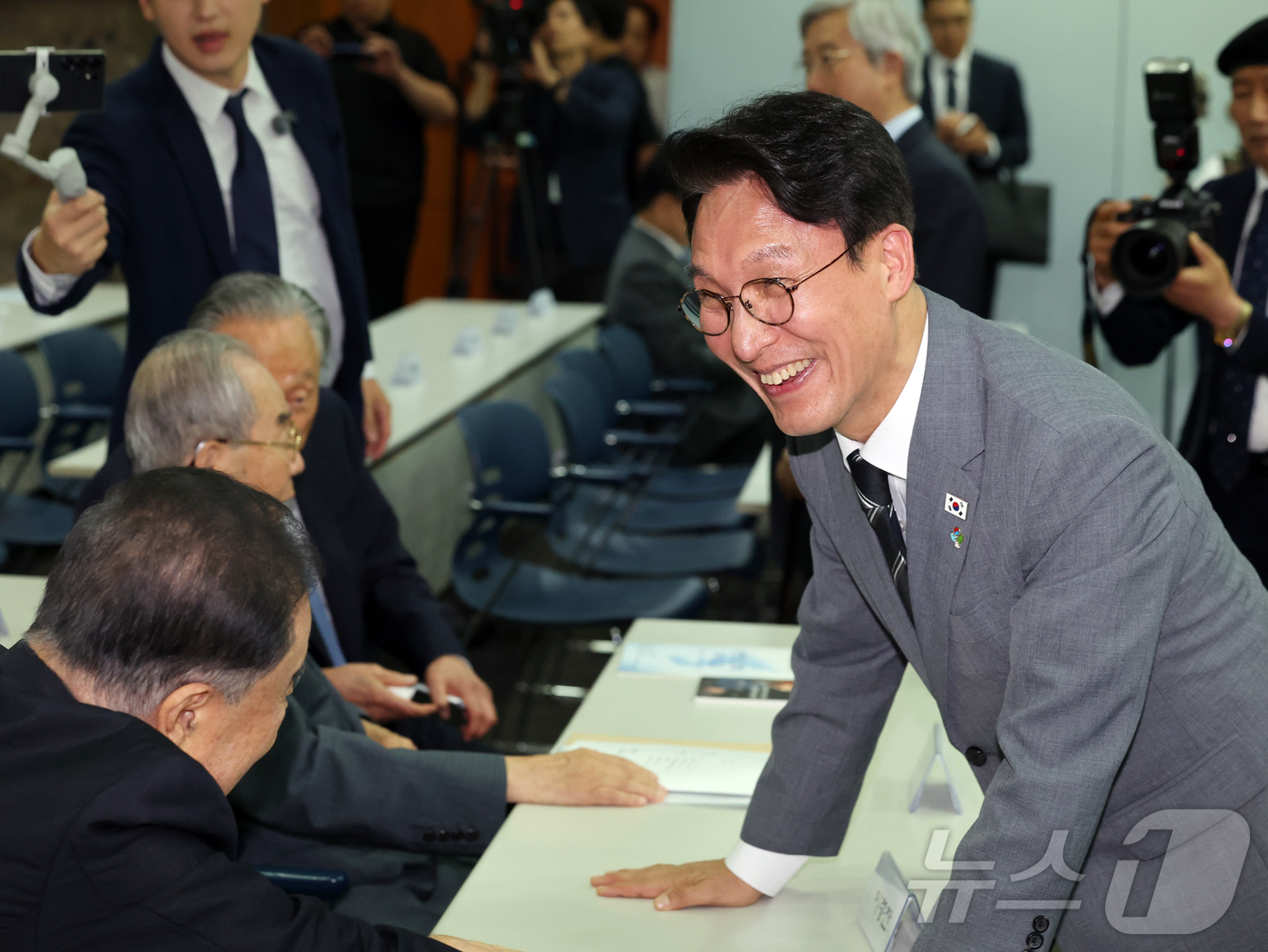 (서울=뉴스1) 황기선 기자 = 김민석 국무총리가 15일 오후 서울 마포구 연세대학교 김대중도서관에서 열린 '6·15남북정상회담 26주년 기념식 및 특별강연'에서 참석자들과 인사를 …