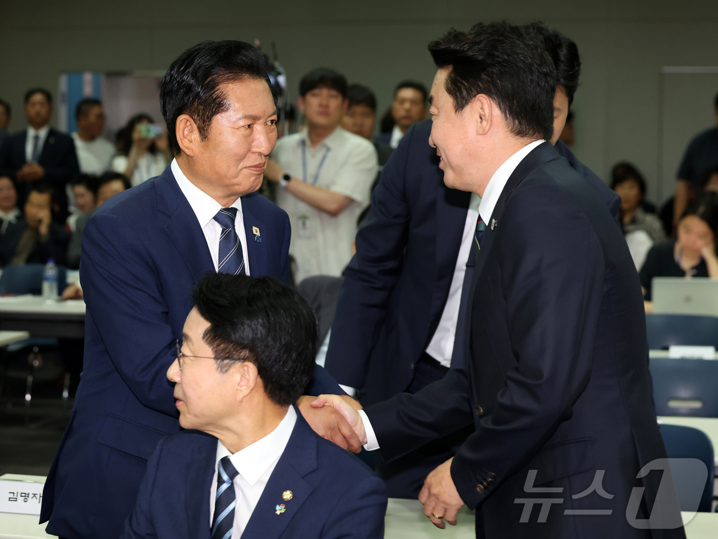 (서울=뉴스1) 황기선 기자 = 정청래 더불어민주당 대표와 강훈식 대통령 비서실장이 15일 오후 서울 마포구 연세대학교 김대중도서관에서 열린 '6·15남북정상회담 26주년 기념식 …