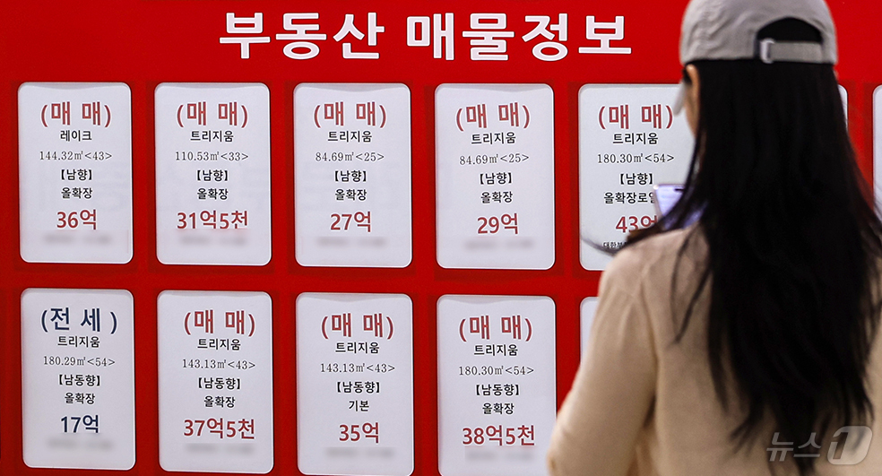 (서울=뉴스1) 이호윤 기자 = 서울의 주택 평균 매매가격이 사상 처음으로 10억 원을 돌파했다. 아파트값 상승세가 다시 확대된 데다 연립주택과 단독주택까지 오름폭을 키우면서 서울 …