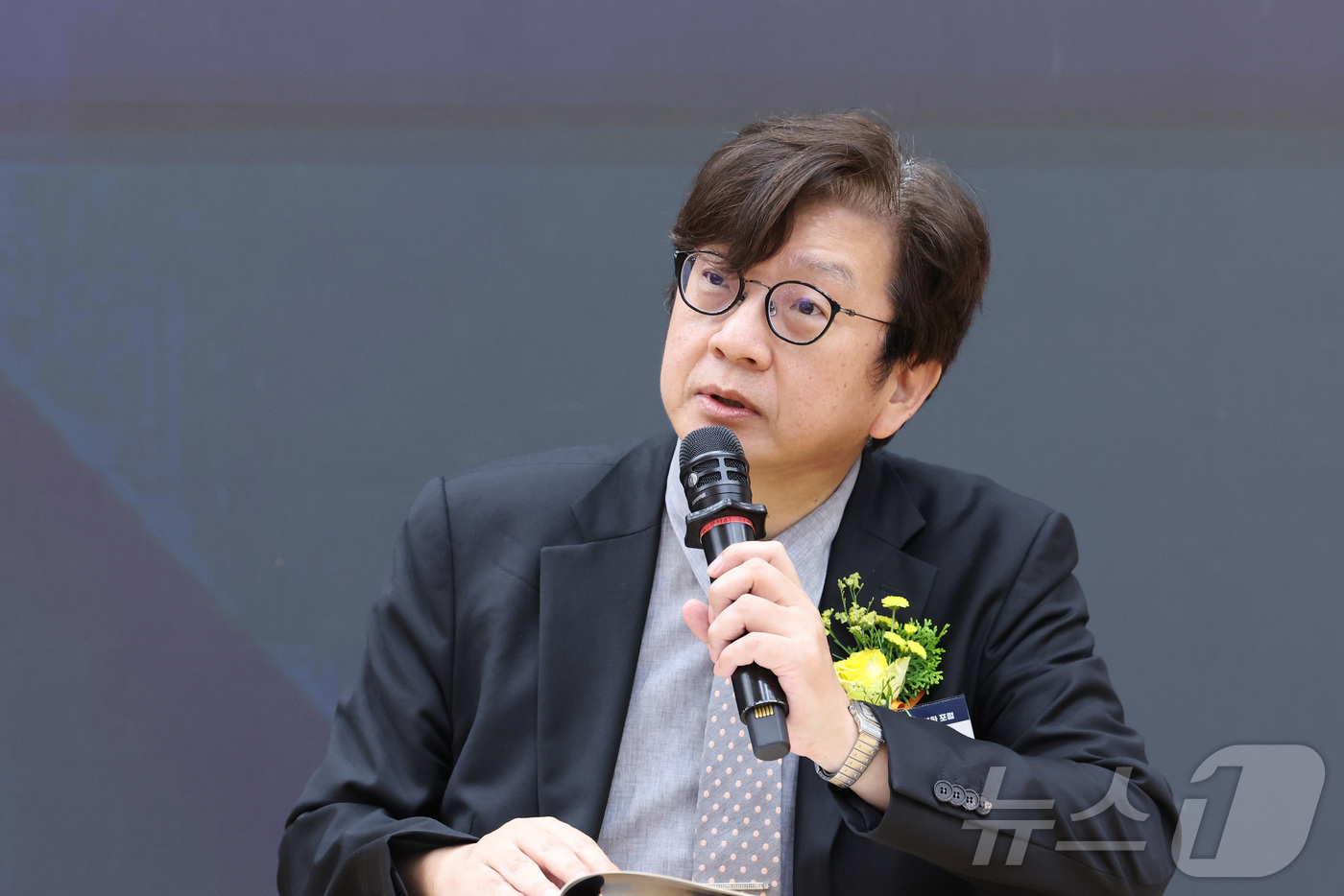 (서울=뉴스1) 신웅수 기자 = 이규호 중앙대학교 법학전문대학원 교수가 15일 서울 여의도 국회 의원회관에서 '공공기관 분쟁 해결 방안으로서 중재의 역할과 제도적 정착 방안'을 주 …
