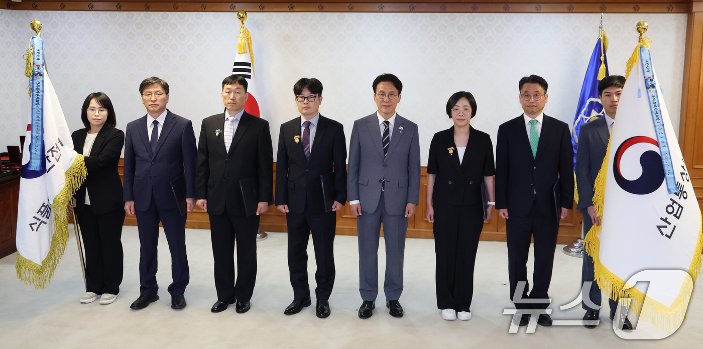 (서울=뉴스1) 김명섭 기자 = 김민석 국무총리가 15일 오후 서울 종로구 세종대로 정부서울청사에서 열린 정부업무평가 유공자 포상 수여식에서 대통령·국무총리 표창 수상자들과 기념촬 …