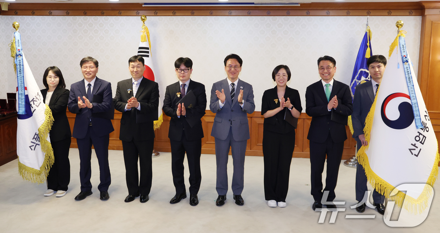 (서울=뉴스1) 김명섭 기자 = 김민석 국무총리가 15일 오후 서울 종로구 세종대로 정부서울청사에서 열린 정부업무평가 유공자 포상 수여식에서 대통령·국무총리 표창 수상자들과 기념촬 …