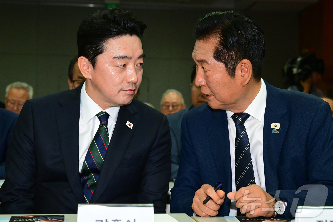 (서울=뉴스1) 황기선 기자 = 정청래 더불어민주당 대표와 강훈식 대통령 비서실장이 15일 오후 서울 마포구 연세대학교 김대중도서관에서 열린 '6·15남북정상회담 26주년 기념식 …