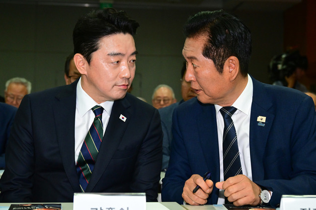 강훈식 비서실장과 대화 나누는 정청래 대표