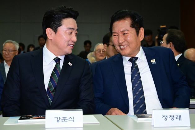 함께 미소 보이는 정청래·강훈식