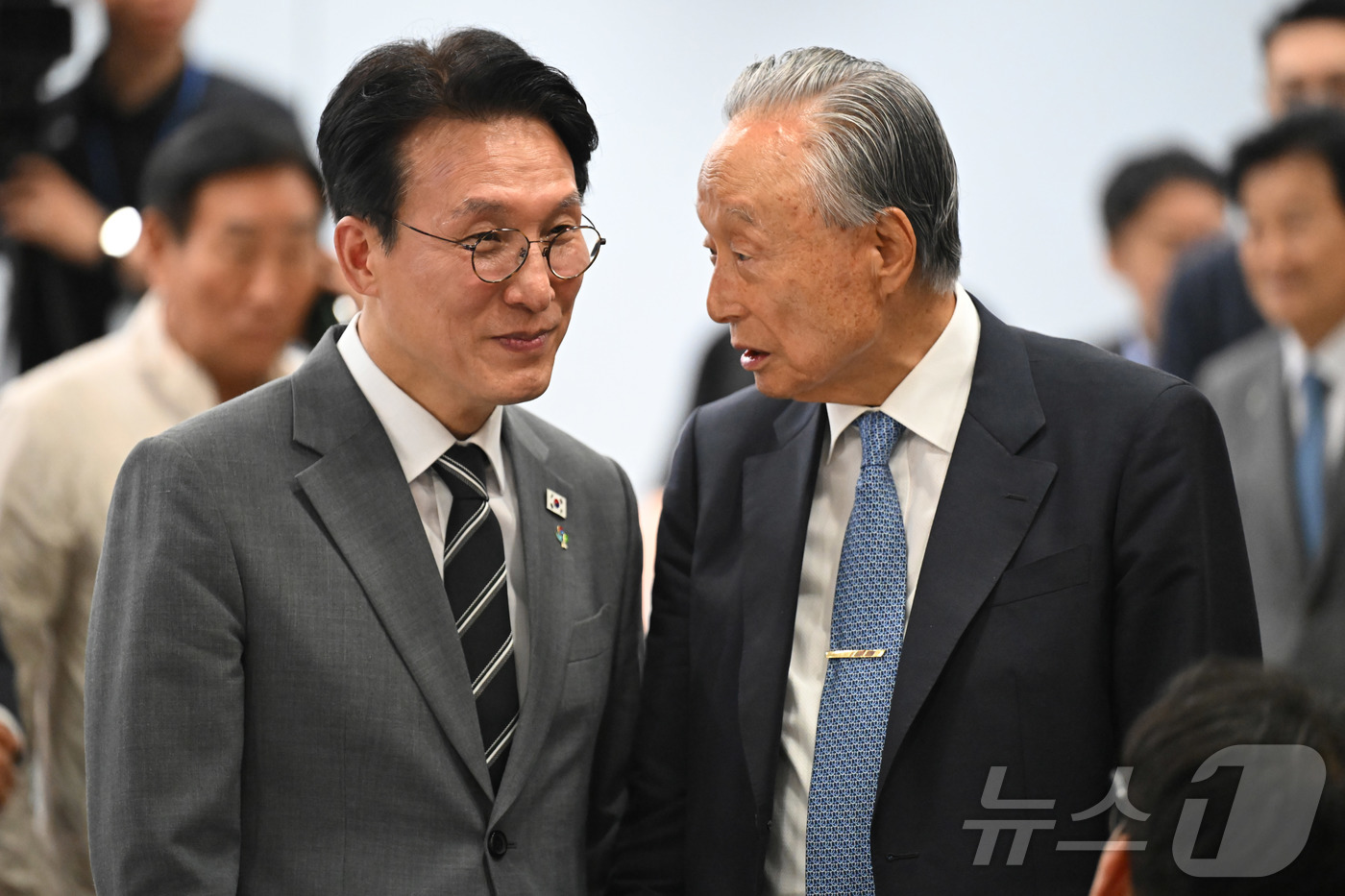 (서울=뉴스1) 황기선 기자 = 김민석 국무총리(왼쪽)가 15일 서울 마포구 연세대학교 김대중도서관에서 열린 '6.15 남북정상회담 26주년 기념식 및 특별강연'에 참석해 권노갑 …