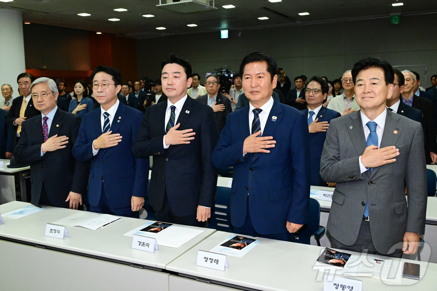(서울=뉴스1) 황기선 기자 = 15일 서울 마포구 연세대학교 김대중도서관에서 열린 '6.15 남북정상회담 26주년 기념식 및 특별강연'에서 조정식 국회의장과 정청래 더불어민주당 …