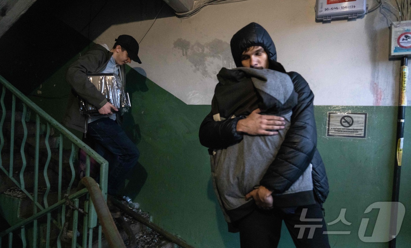 (키이우 AFP=뉴스1) 안소연 수습기자 = 15일(현지시간) 러시아의 우크라이나 침공이 이어지는 가운데, 러시아의 미사일 공격으로 피해를 입은 우크라이나 수도 키이우의 한 주거용 …