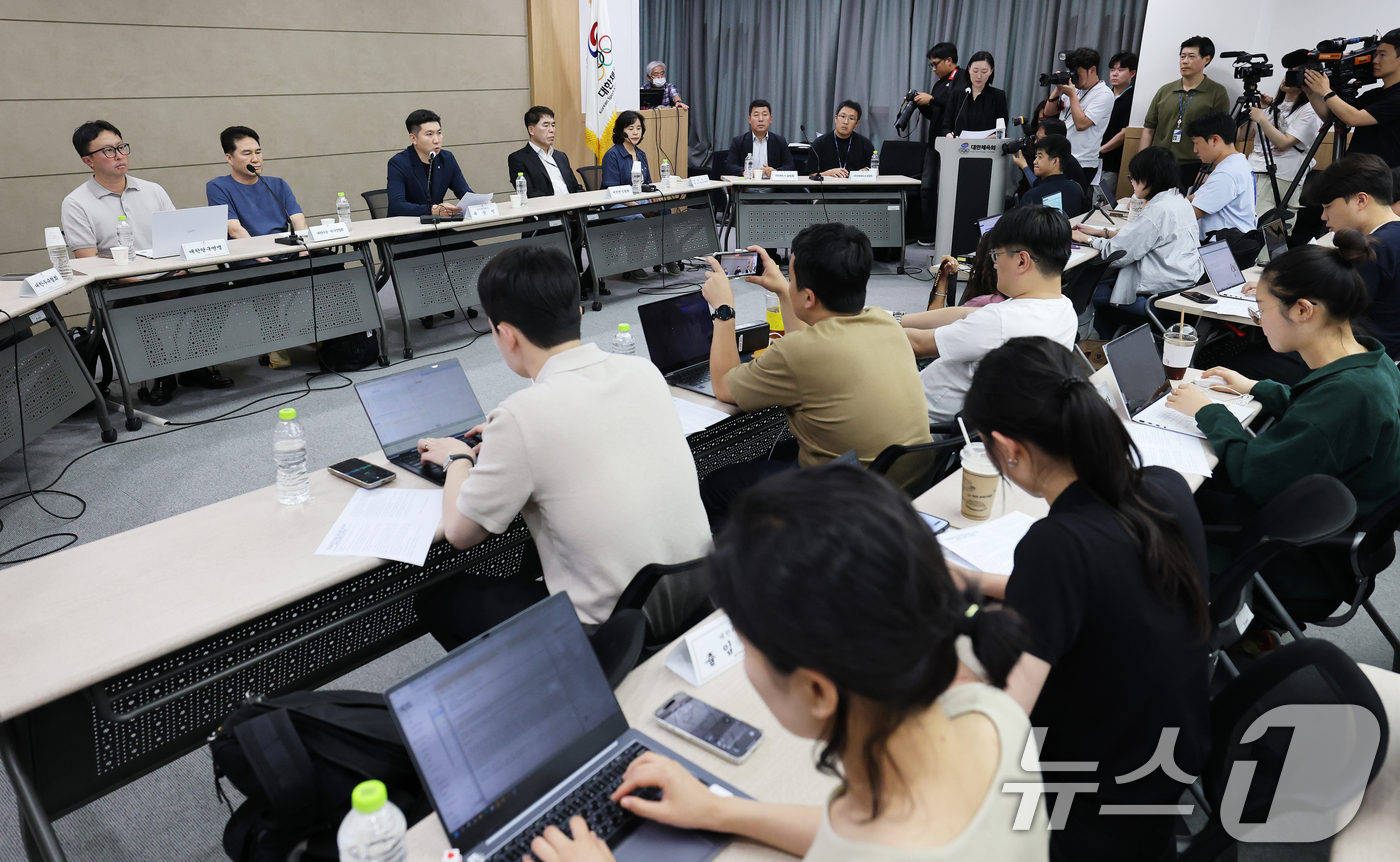 (서울=뉴스1) 오대일 기자 = 유승민 대한체육회장이 15일 오후 서울 송파구 올림픽파크텔 대한체육회 회의실에서 열린 핸드볼경기장 입주 체육단체 출입 제한 사태 관련 기자회견에서 …