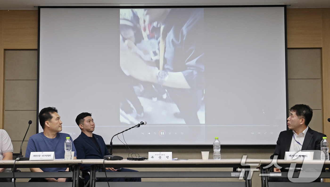 (서울=뉴스1) 오대일 기자 = 유승민 대한체육회장(왼쪽 두번째)이 15일 오후 서울 송파구 올림픽파크텔 대한체육회 회의실에서 열린 핸드볼경기장 입주 체육단체 출입 제한 사태 관련 …