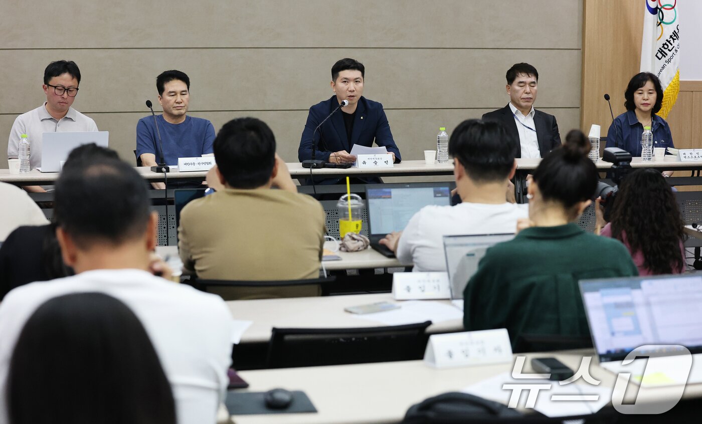 본문 이미지 - 유승민 대한체육회장이 15일 오후 서울 송파구 올림픽파크텔 대한체육회 회의실에서 열린 핸드볼경기장 입주 체육단체 출입 제한 사태 관련 기자회견에서 인사말을 하고 있다. 유 회장은 이 자리에서 개표소 봉쇄 시위로 핸드볼경기장에 입주한 체육단체들의 업무 차질이 장기화되고 있다며 정부와 경찰의 조속한 대응을 요구했다. 2026.6.15 ⓒ 뉴스1 오대일 기자
