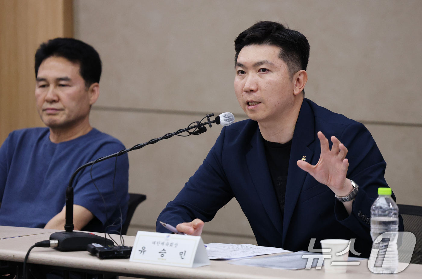 (서울=뉴스1) 오대일 기자 = 유승민 대한체육회장이 15일 오후 서울 송파구 올림픽파크텔 대한체육회 회의실에서 열린 핸드볼경기장 입주 체육단체 출입 제한 사태 관련 기자회견에서 …