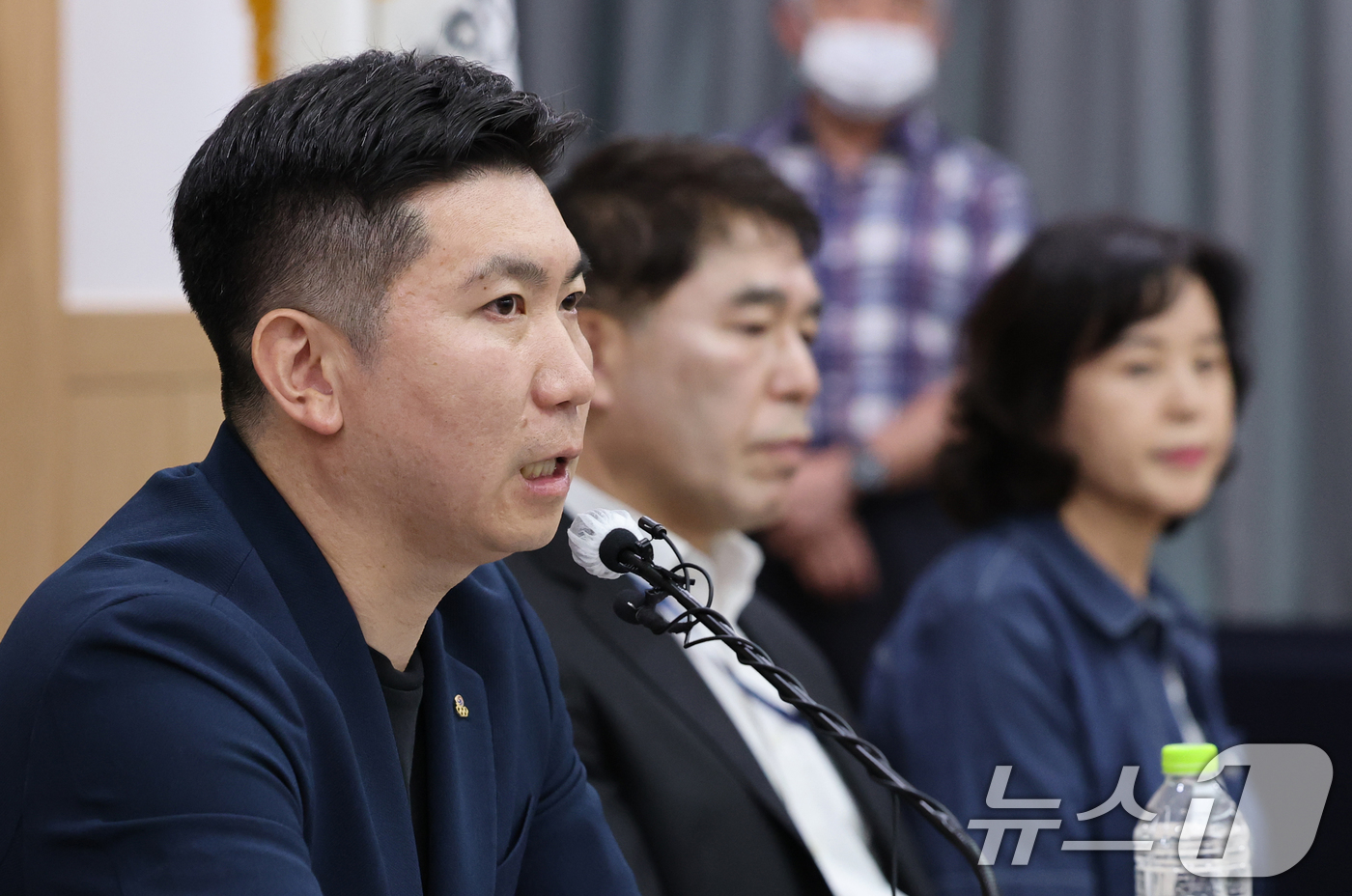 (서울=뉴스1) 오대일 기자 = 유승민 대한체육회장이 15일 오후 서울 송파구 올림픽파크텔 대한체육회 회의실에서 열린 핸드볼경기장 입주 체육단체 출입 제한 사태 관련 기자회견에서 …