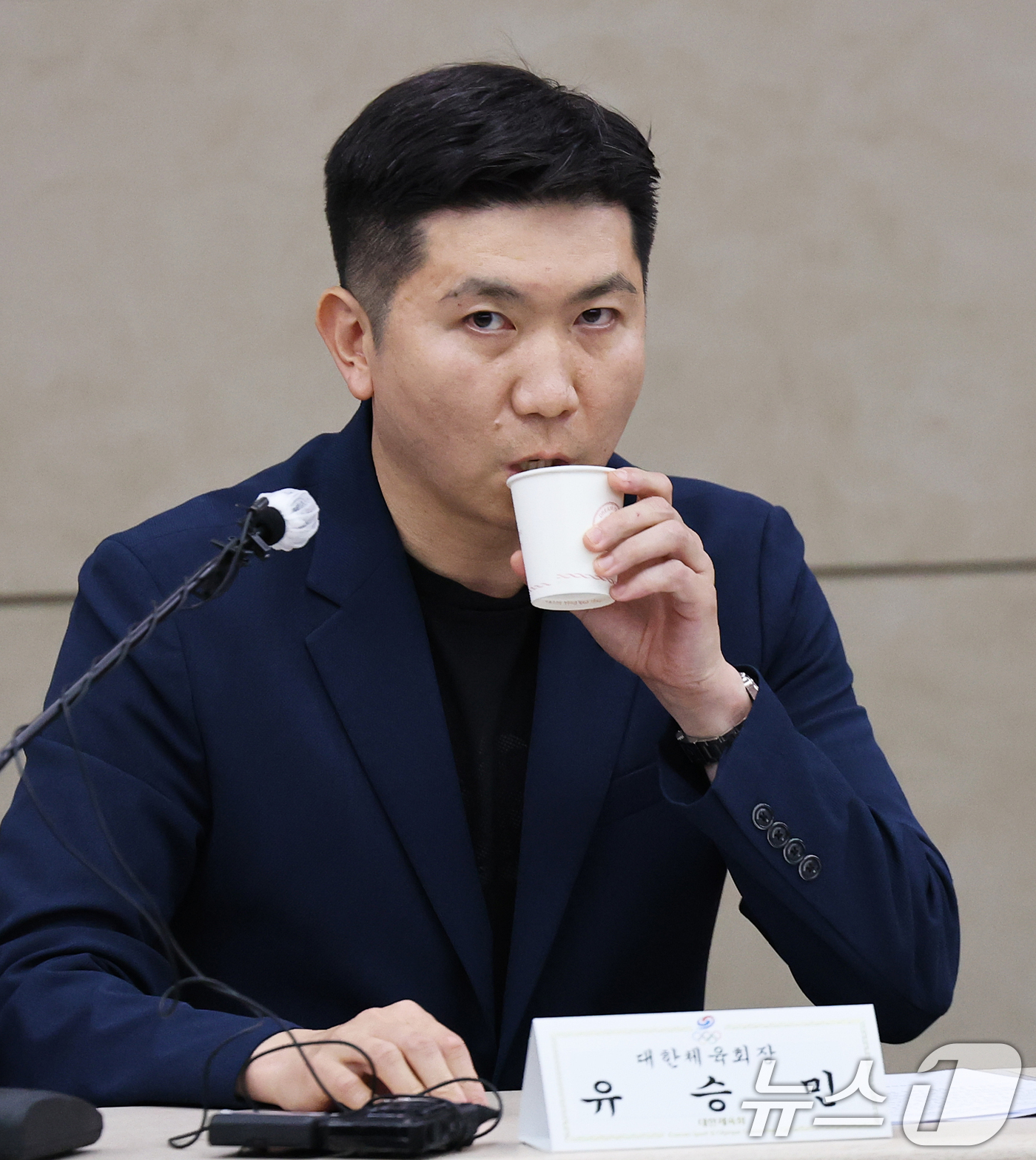 (서울=뉴스1) 오대일 기자 = 유승민 대한체육회장이 15일 오후 서울 송파구 올림픽파크텔 대한체육회 회의실에서 열린 핸드볼경기장 입주 체육단체 출입 제한 관련 기자회견에서 잠시 …