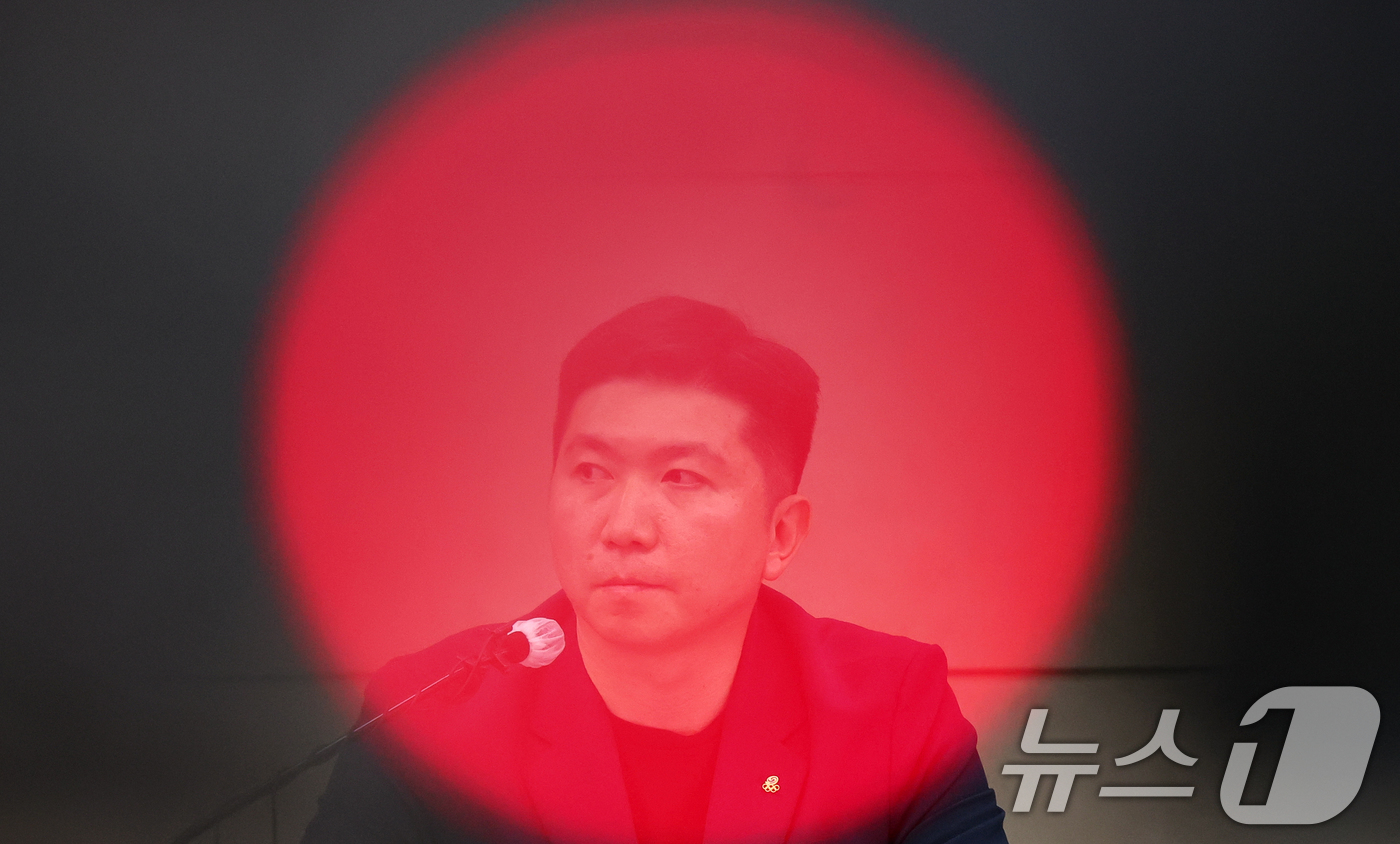 (서울=뉴스1) 오대일 기자 = 유승민 대한체육회장이 15일 오후 서울 송파구 올림픽파크텔 대한체육회 회의실에서 열린 핸드볼경기장 입주 체육단체 출입 제한 사태 관련 기자회견에서 …