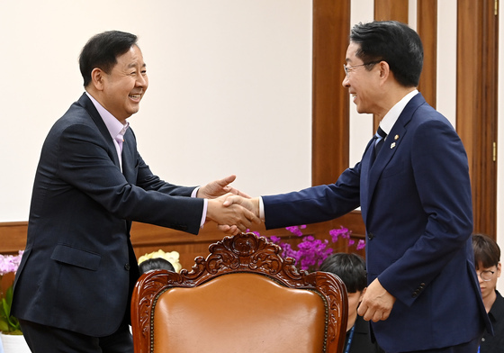 구윤철 부총리와 인사 나누는 조정식 국회의장