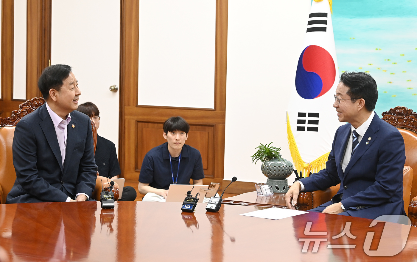 (서울=뉴스1) 유승관 기자 = 조정식 국회의장이 15일 서울 여의도 국회에서 구윤철 부총리 겸 재정경제부 장관을 접견하고 있다. (공동취재) 2026.6.15/뉴스1