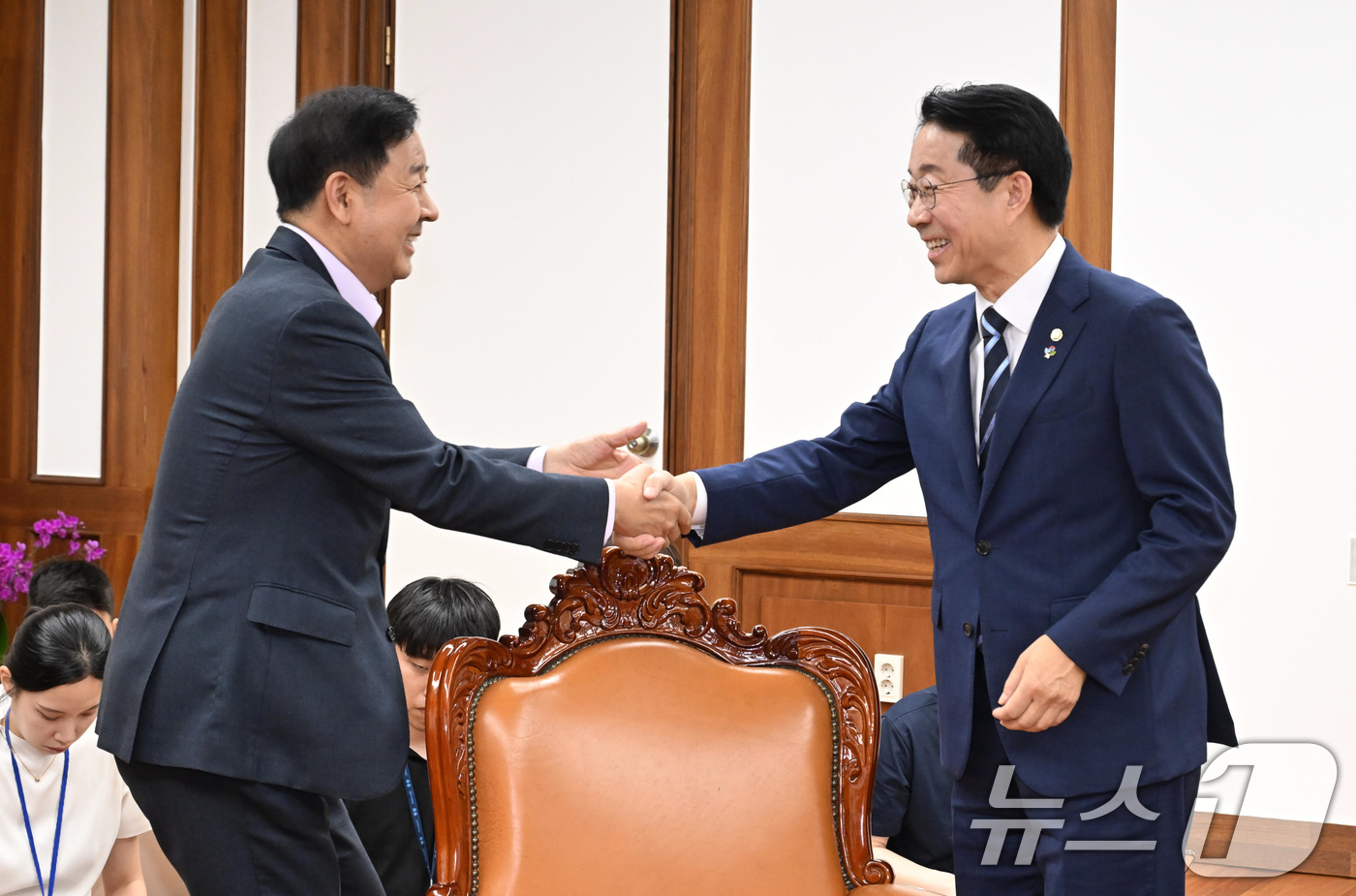 (서울=뉴스1) 유승관 기자 = 조정식 국회의장이 15일 서울 여의도 국회에서 구윤철 부총리 겸 재정경제부 장관을 접견, 인사를 나누고 있다. (공동취재) 2026.6.15/뉴스1 …