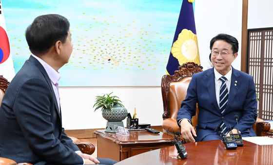 대화 나누는 조정식 국회의장과 구윤철 부총리 겸 재정경제부 장관