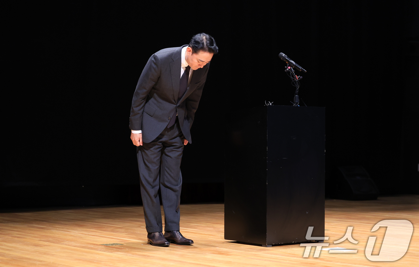 (서울=뉴스1) 이호윤 기자 = 홍정도 중앙그룹 부회장이 15일 서울 마포구 중앙일보빌딩에서 계열사 기업회생절차 신청과 관련해 입장을 발표하고 있다. 2026.6.15/뉴스1