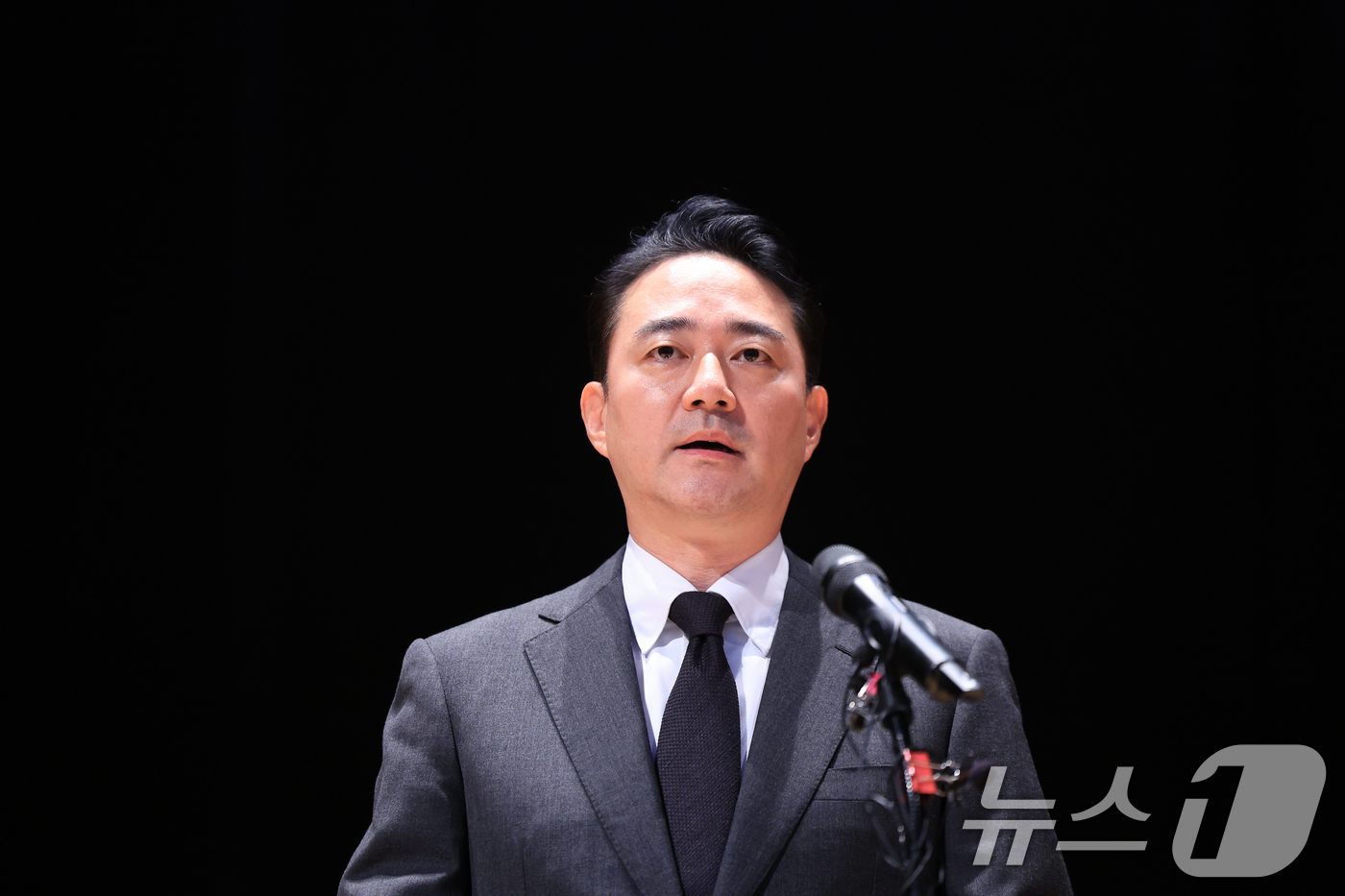 (서울=뉴스1) 이호윤 기자 = 홍정도 중앙그룹 부회장이 15일 서울 마포구 중앙일보빌딩에서 계열사 기업회생절차 신청과 관련해 입장을 발표하고 있다. 2026.6.15/뉴스1