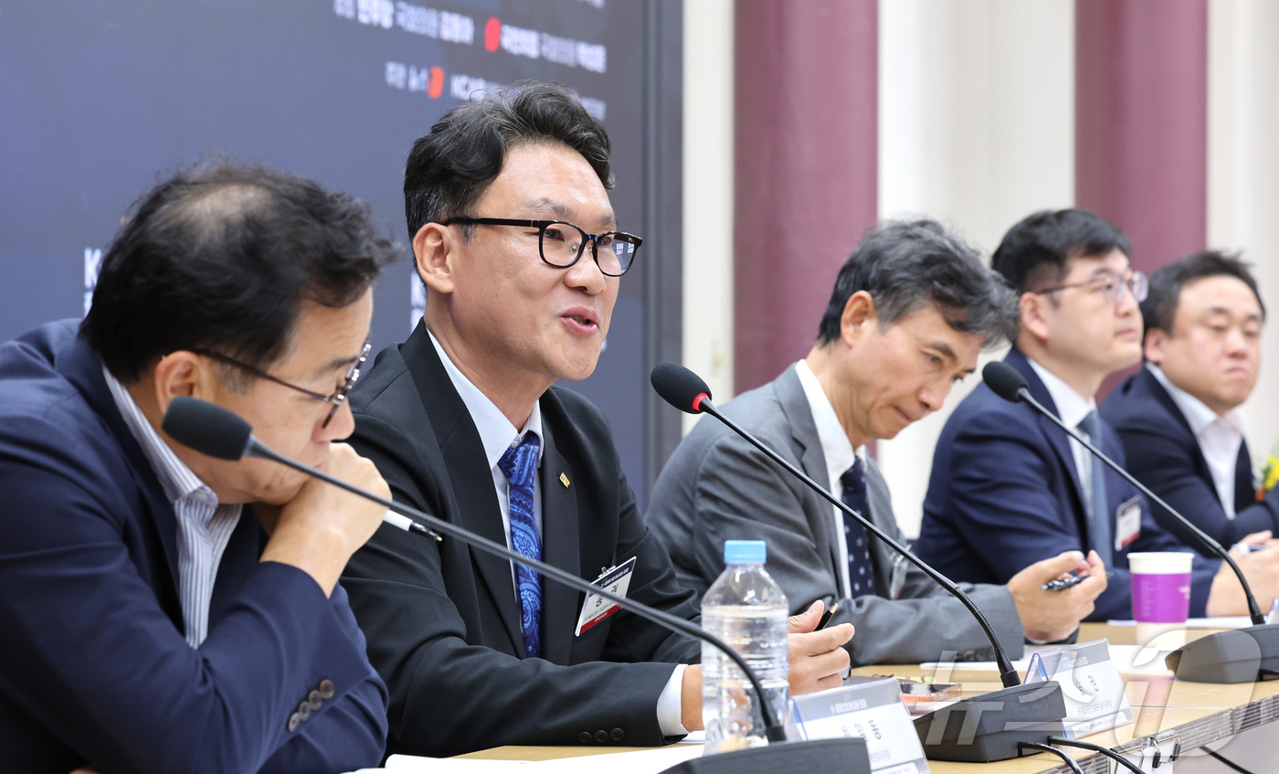 (서울=뉴스1) 신웅수 기자 = 송권 국가철도공단 건설본부 심사기준처장이 15일 서울 여의도 국회 의원회관에서 '공공기관 분쟁 해결 방안으로서 중재의 역할과 제도적 정착 방안'을 …