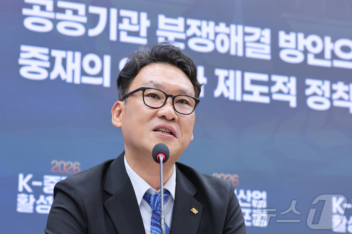 (서울=뉴스1) 신웅수 기자 = 송권 국가철도공단 건설본부 심사기준처장이 15일 서울 여의도 국회 의원회관에서 '공공기관 분쟁 해결 방안으로서 중재의 역할과 제도적 정착 방안'을 …
